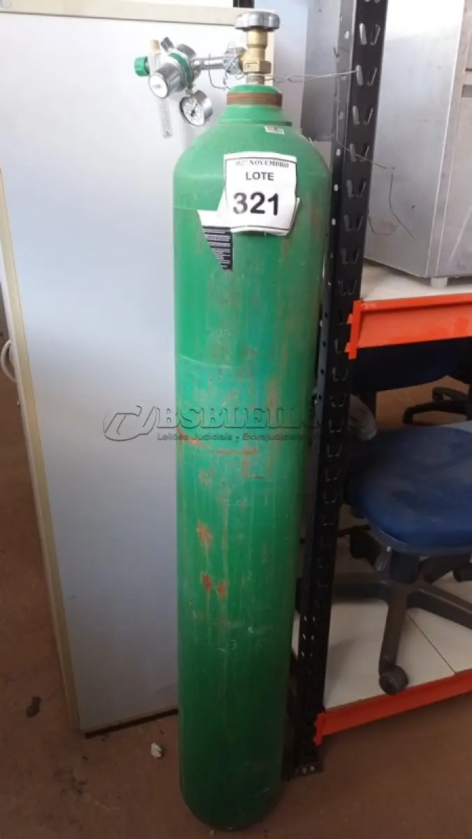LOTE 321 - 01 CILINDRO DE OXIGÊNIO. (NO ESTADO) ATENÇÃO! FAZER A VISITAÇÃO ANTES DE ARREMATAR, NÃO SABEMOS SE FUNCIONA, LEILÃO NÃO TEM GARANTIA E NEM DEVOLUÇÃO, SUJEITO A POSSÍVEIS AVARIAS VISÍVEIS/OCULTAS E/OU AUSÊNCIA DE COMPONENTES.