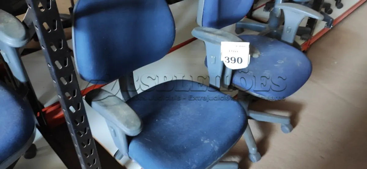 LOTE 390 - 02 CADEIRAS DE ESCRITÓRIO. (NO ESTADO) ATENÇÃO! FAZER A VISITAÇÃO ANTES DE ARREMATAR, NÃO SABEMOS SE FUNCIONA, LEILÃO NÃO TEM GARANTIA E NEM DEVOLUÇÃO, SUJEITO A POSSÍVEIS AVARIAS VISÍVEIS/OCULTAS E/OU AUSÊNCIA DE COMPONENTES.