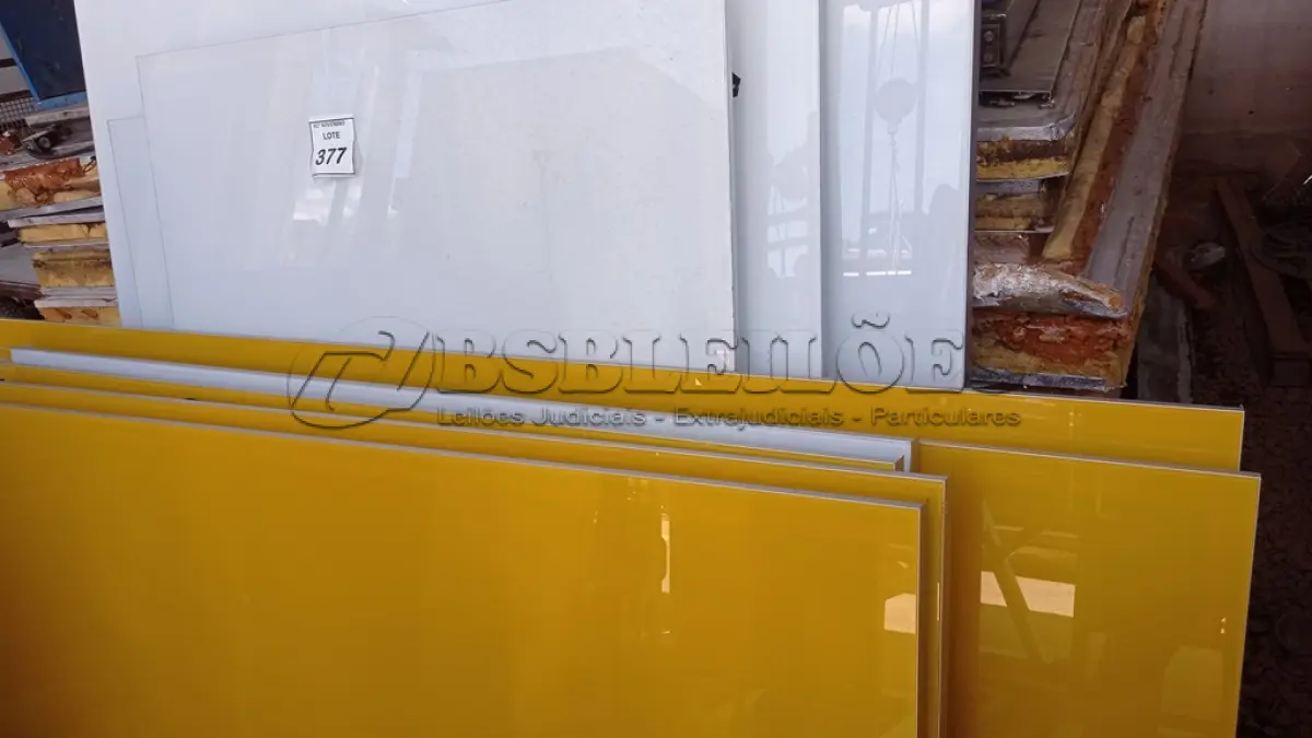 LOTE 377 - 09 PAINÉIS DE VIDRO COM CORES E TAMANHOS DIVERSOS. (NO ESTADO) ATENÇÃO! FAZER A VISITAÇÃO ANTES DE ARREMATAR, NÃO SABEMOS SE FUNCIONA, LEILÃO NÃO TEM GARANTIA E NEM DEVOLUÇÃO, SUJEITO A POSSÍVEIS AVARIAS VISÍVEIS/OCULTAS E/OU AUSÊNCIA DE COMPONENTES.