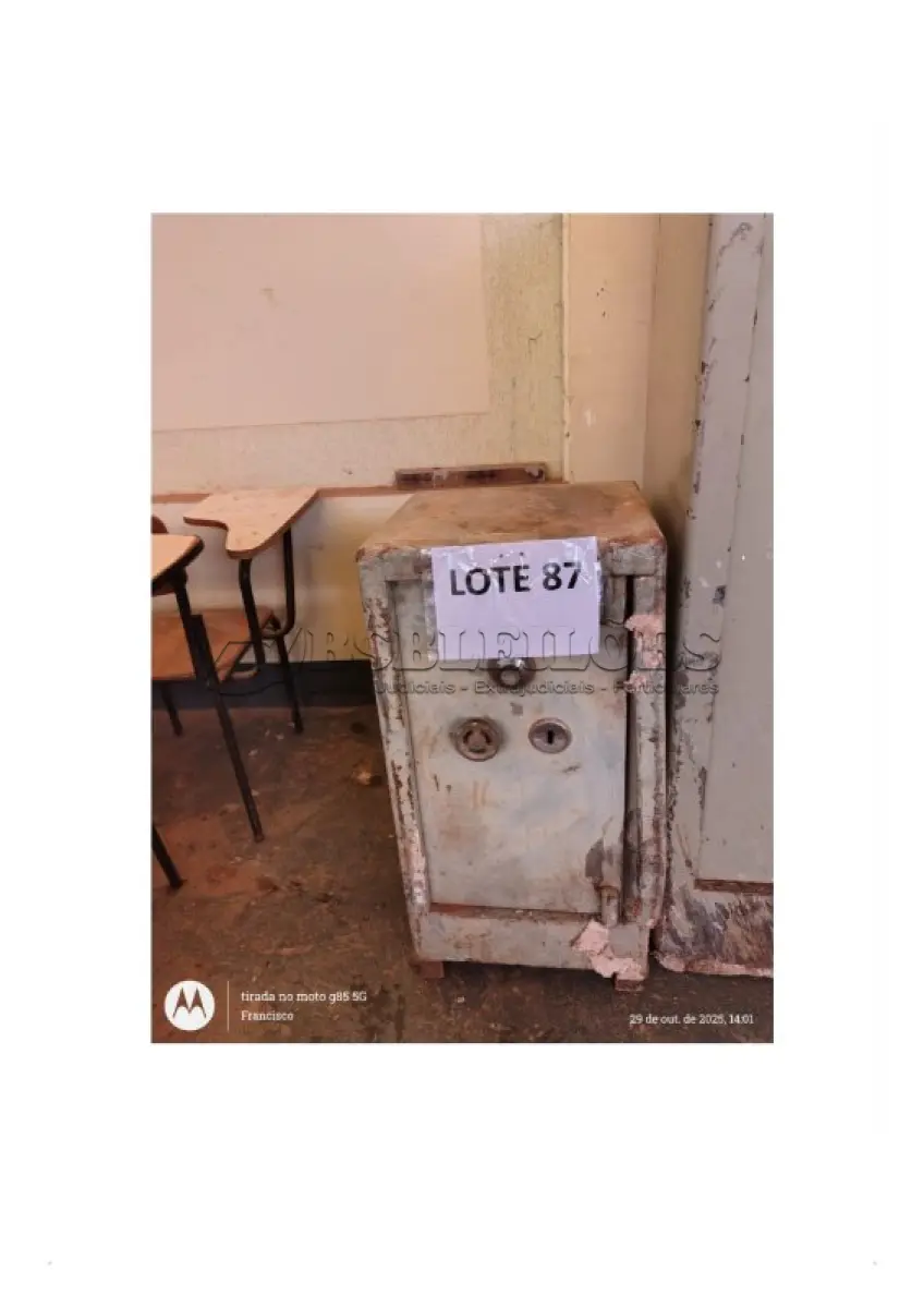LOTE 087 - COFRE DE AÇO; (NO ESTADO DE CONSERVAÇÃO QUE SE ENCONTRA)