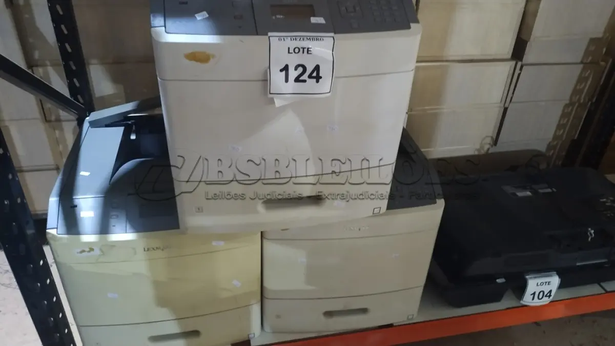 LOTE 124 - 03 IMPRESSORAS MARCA LEXMARK. (NO ESTADO) ATENÇÃO! FAZER A VISITAÇÃO ANTES DE ARREMATAR, NÃO SABEMOS SE FUNCIONA, LEILÃO NÃO TEM GARANTIA E NEM DEVOLUÇÃO, SUJEITO A POSSÍVEIS AVARIAS VISÍVEIS/OCULTAS E/OU AUSÊNCIA DE COMPONENTES.