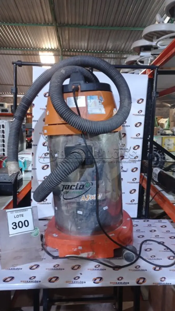 LOTE 300 - 01 ASPIRADOR DE PÓ INDUSTRIAL (INCOMPLETO) MODELO AJ3627. (NO ESTADO) ATENÇÃO! FAZER A VISITAÇÃO ANTES DE ARREMATAR, NÃO SABEMOS SE FUNCIONA, LEILÃO NÃO TEM GARANTIA E NEM DEVOLUÇÃO, SUJEITO A POSSÍVEIS AVARIAS VISÍVEIS/OCULTAS E/OU AUSÊNCIA DE COMPONENTES.