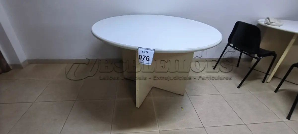 LOTE 076 - 01 MESA REDONDA EM MADEIRA NA COR BRANCA. (NO ESTADO) ATENÇÃO! FAZER A VISITAÇÃO ANTES DE ARREMATAR, NÃO SABEMOS SE FUNCIONA, LEILÃO NÃO TEM GARANTIA E NEM DEVOLUÇÃO, SUJEITO A POSSÍVEIS AVARIAS VISÍVEIS/OCULTAS E/OU AUSÊNCIA DE COMPONENTES.