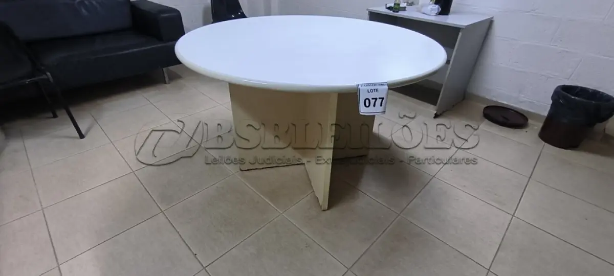 LOTE 077 - 01 MESA REDONDA EM MADEIRA NA COR BRANCA. (NO ESTADO) ATENÇÃO! FAZER A VISITAÇÃO ANTES DE ARREMATAR, NÃO SABEMOS SE FUNCIONA, LEILÃO NÃO TEM GARANTIA E NEM DEVOLUÇÃO, SUJEITO A POSSÍVEIS AVARIAS VISÍVEIS/OCULTAS E/OU AUSÊNCIA DE COMPONENTES.