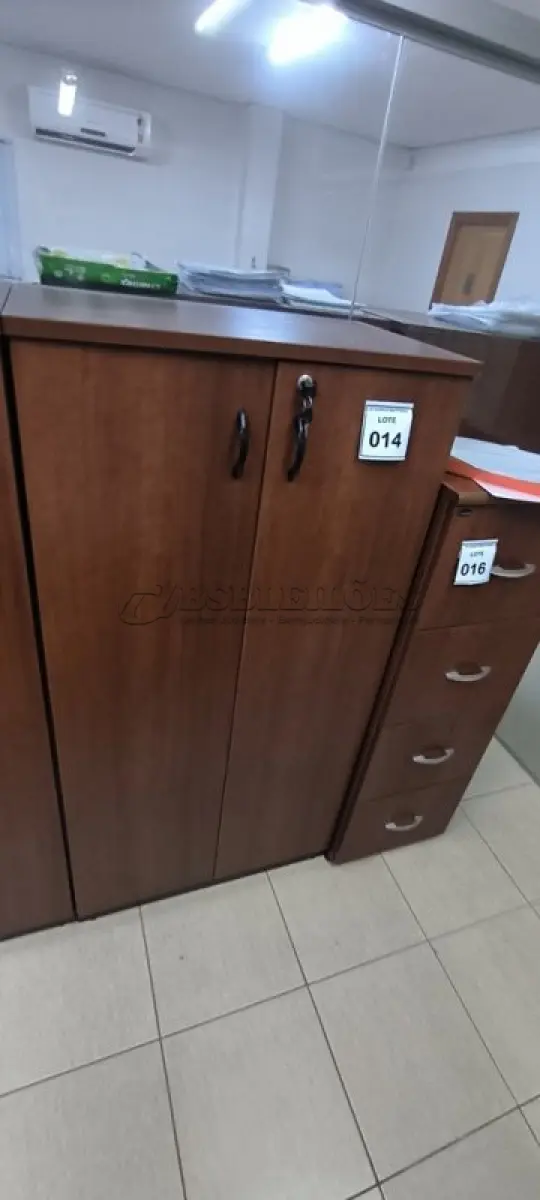LOTE 014 - 01 ARMÁRIO EM MADEIRA 02 PORTAS COM 04 PRATELEIRAS NA COR MARROM. (NO ESTADO) ATENÇÃO! FAZER A VISITAÇÃO ANTES DE ARREMATAR, NÃO SABEMOS SE FUNCIONA, LEILÃO NÃO TEM GARANTIA E NEM DEVOLUÇÃO, SUJEITO A POSSÍVEIS AVARIAS VISÍVEIS/OCULTAS E/OU AUSÊNCIA DE COMPONENTES.