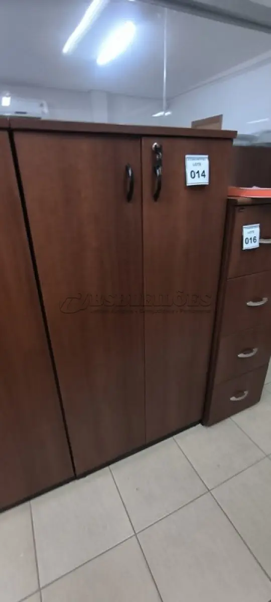 LOTE 014 - 01 ARMÁRIO EM MADEIRA 02 PORTAS COM 04 PRATELEIRAS NA COR MARROM. (NO ESTADO) ATENÇÃO! FAZER A VISITAÇÃO ANTES DE ARREMATAR, NÃO SABEMOS SE FUNCIONA, LEILÃO NÃO TEM GARANTIA E NEM DEVOLUÇÃO, SUJEITO A POSSÍVEIS AVARIAS VISÍVEIS/OCULTAS E/OU AUSÊNCIA DE COMPONENTES.