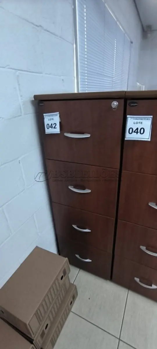 LOTE 042 - 01 ARQUIVO EM MADEIRA COM 4 GAVETAS NA COR MARROM. (NO ESTADO) ATENÇÃO! FAZER A VISITAÇÃO ANTES DE ARREMATAR, NÃO SABEMOS SE FUNCIONA, LEILÃO NÃO TEM GARANTIA E NEM DEVOLUÇÃO, SUJEITO A POSSÍVEIS AVARIAS VISÍVEIS/OCULTAS E/OU AUSÊNCIA DE COMPONENTES.