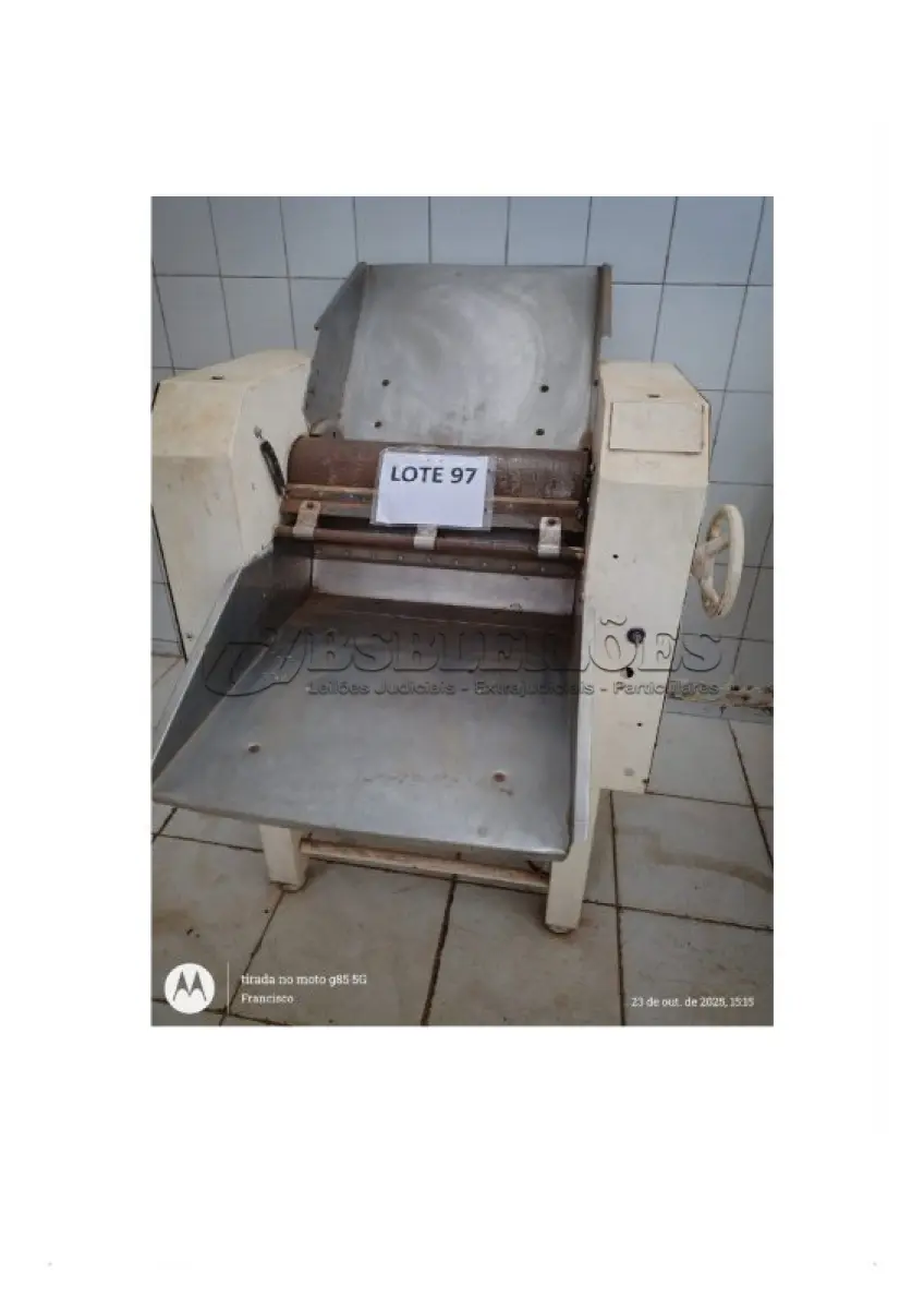 LOTE 097 - 01 CILINDRO PARA PANIFICAÇÃO - FEM 02, ROLOS EM AÇO INOX, 02 MOTORES DE 3HP TRIFASICO. MEDIDAS: 1600MM x 750MM x 700MM (APL) MARCA: FERRI. (NO ESTADO DE CONSERVAÇÃO QUE SE ENCONTRA)
