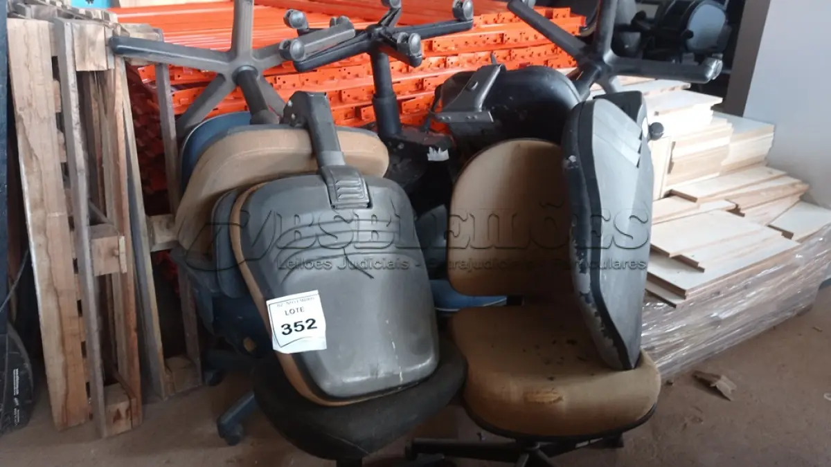 LOTE 352 - 01 LOTE COM VÁRIAS CADEIRAS DE ESCRITÓRIO PARA RETIRADA DE PEÇAS. (NO ESTADO) ATENÇÃO! FAZER A VISITAÇÃO ANTES DE ARREMATAR, NÃO SABEMOS SE FUNCIONA, LEILÃO NÃO TEM GARANTIA E NEM DEVOLUÇÃO, SUJEITO A POSSÍVEIS AVARIAS VISÍVEIS/OCULTAS E/OU AUSÊNCIA DE COMPONENTES.