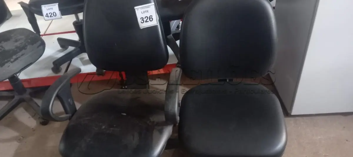 LOTE 326 - 02 CADEIRAS GIRATÓRIAS. (NO ESTADO) ATENÇÃO! FAZER A VISITAÇÃO ANTES DE ARREMATAR, NÃO SABEMOS SE FUNCIONA, LEILÃO NÃO TEM GARANTIA E NEM DEVOLUÇÃO, SUJEITO A POSSÍVEIS AVARIAS VISÍVEIS/OCULTAS E/OU AUSÊNCIA DE COMPONENTES.