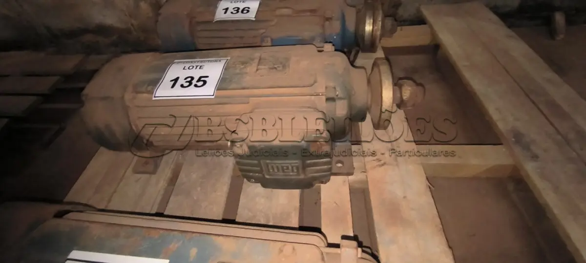 LOTE 135 - 01 MOTOR ELÉTRICO TRIFÁSICO PARA SERRA DE BANCADA. (NO ESTADO) ATENÇÃO! FAZER A VISITAÇÃO ANTES DE ARREMATAR, NÃO SABEMOS SE FUNCIONA, LEILÃO NÃO TEM GARANTIA E NEM DEVOLUÇÃO, SUJEITO A POSSÍVEIS AVARIAS VISÍVEIS/OCULTAS E/OU AUSÊNCIA DE COMPONENTES.