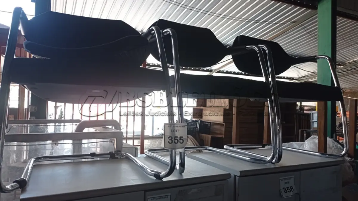 LOTE 355 - 03 CADEIRAS COM PÉS FIXOS. (NO ESTADO) ATENÇÃO! FAZER A VISITAÇÃO ANTES DE ARREMATAR, NÃO SABEMOS SE FUNCIONA, LEILÃO NÃO TEM GARANTIA E NEM DEVOLUÇÃO, SUJEITO A POSSÍVEIS AVARIAS VISÍVEIS/OCULTAS E/OU AUSÊNCIA DE COMPONENTES.