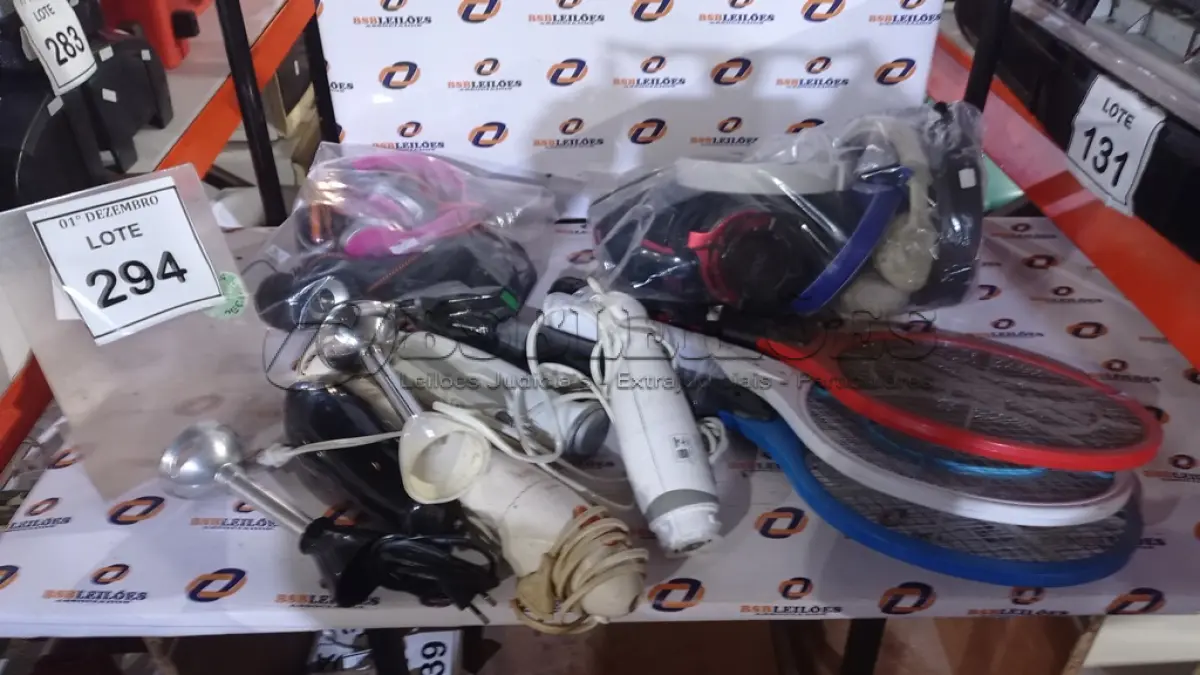 LOTE 294 - 01 LOTE COM VÁRIOS HEADPHONES, RAQUETES ELÉTRICAS E VÁRIOS MIXERS DE ALIMENTOS. (NO ESTADO) ATENÇÃO! FAZER A VISITAÇÃO ANTES DE ARREMATAR, NÃO SABEMOS SE FUNCIONA, LEILÃO NÃO TEM GARANTIA E NEM DEVOLUÇÃO, SUJEITO A POSSÍVEIS AVARIAS VISÍVEIS/OCULTAS E/OU AUSÊNCIA DE COMPONENTES.