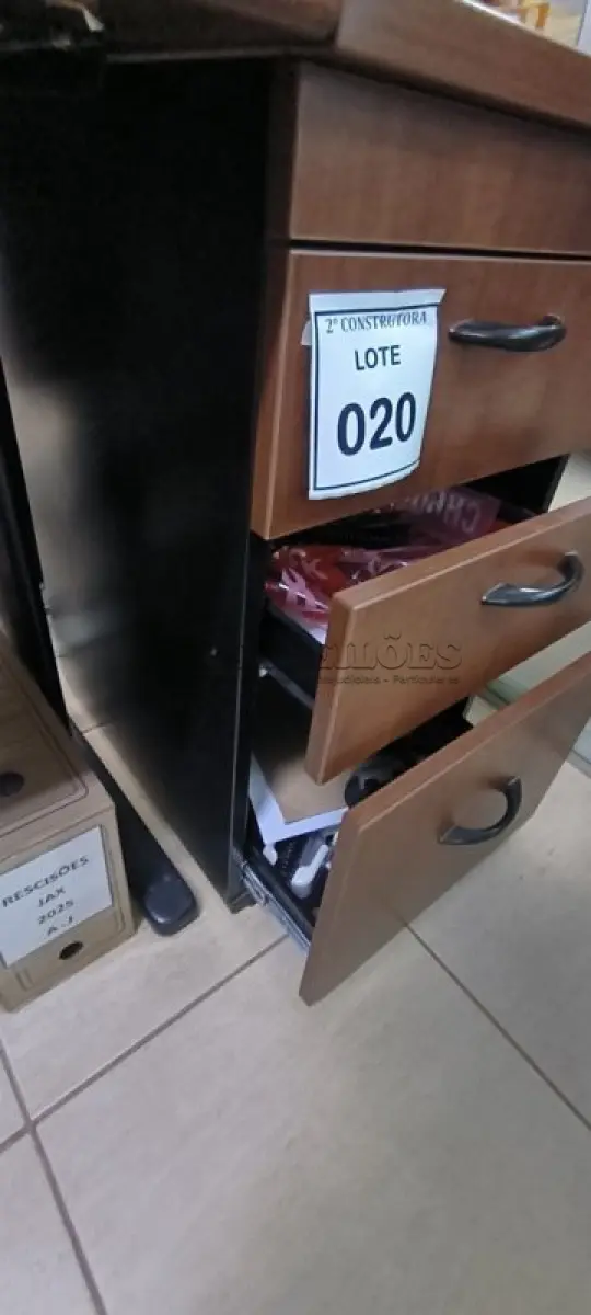 LOTE 020 - 01 GAVETEIRO EM MADEIRA COM 03 GAVETAS NA COR MARROM. (NO ESTADO) ATENÇÃO! FAZER A VISITAÇÃO ANTES DE ARREMATAR, NÃO SABEMOS SE FUNCIONA, LEILÃO NÃO TEM GARANTIA E NEM DEVOLUÇÃO, SUJEITO A POSSÍVEIS AVARIAS VISÍVEIS/OCULTAS E/OU AUSÊNCIA DE COMPONENTES.
