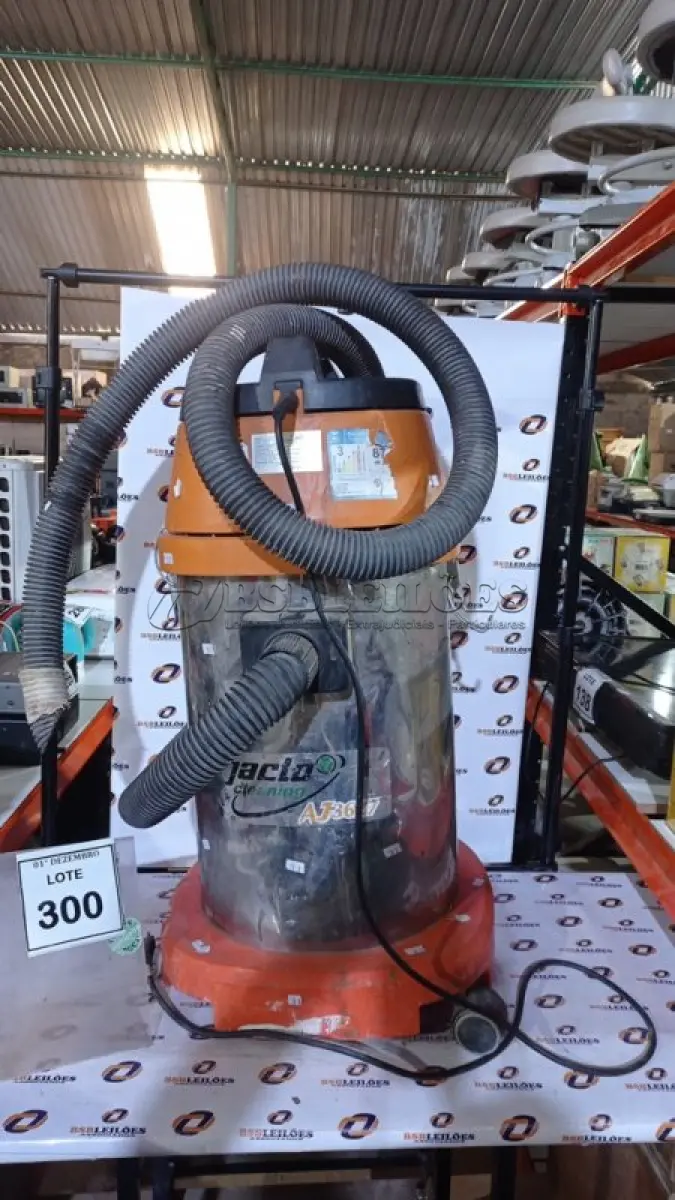 LOTE 300 - 01 ASPIRADOR DE PÓ INDUSTRIAL (INCOMPLETO) MODELO AJ3627. (NO ESTADO) ATENÇÃO! FAZER A VISITAÇÃO ANTES DE ARREMATAR, NÃO SABEMOS SE FUNCIONA, LEILÃO NÃO TEM GARANTIA E NEM DEVOLUÇÃO, SUJEITO A POSSÍVEIS AVARIAS VISÍVEIS/OCULTAS E/OU AUSÊNCIA DE COMPONENTES.