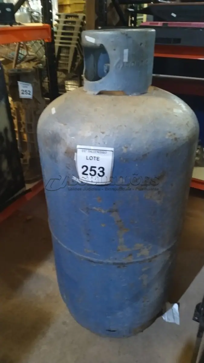 LOTE 253 - 01 BOTIJÃO DE GÁS DE GRANDE PORTE. (NO ESTADO) ATENÇÃO! FAZER A VISITAÇÃO ANTES DE ARREMATAR, NÃO SABEMOS SE FUNCIONA, LEILÃO NÃO TEM GARANTIA E NEM DEVOLUÇÃO, SUJEITO A POSSÍVEIS AVARIAS VISÍVEIS/OCULTAS E/OU AUSÊNCIA DE COMPONENTES.