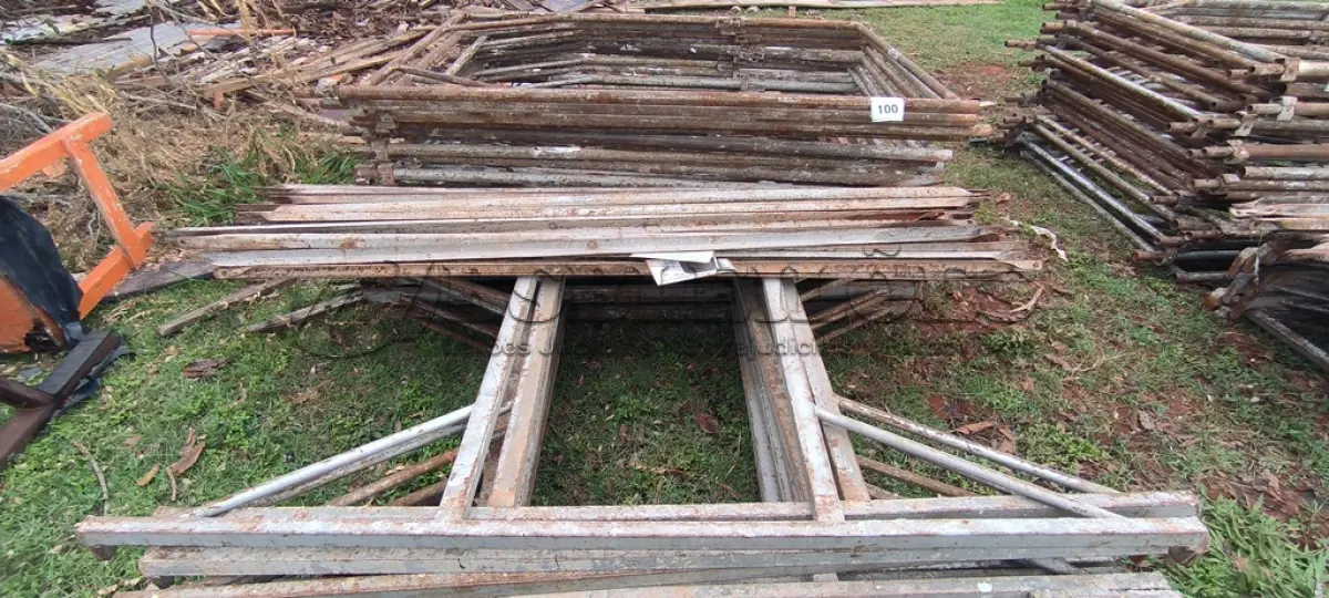 LOTE 100 - 10 ANDAIMES COM 10 MESAS DE FERRO. (NO ESTADO) ATENÇÃO! FAZER A VISITAÇÃO ANTES DE ARREMATAR, NÃO SABEMOS SE FUNCIONA, LEILÃO NÃO TEM GARANTIA E NEM DEVOLUÇÃO, SUJEITO A POSSÍVEIS AVARIAS VISÍVEIS/OCULTAS E/OU AUSÊNCIA DE COMPONENTES.