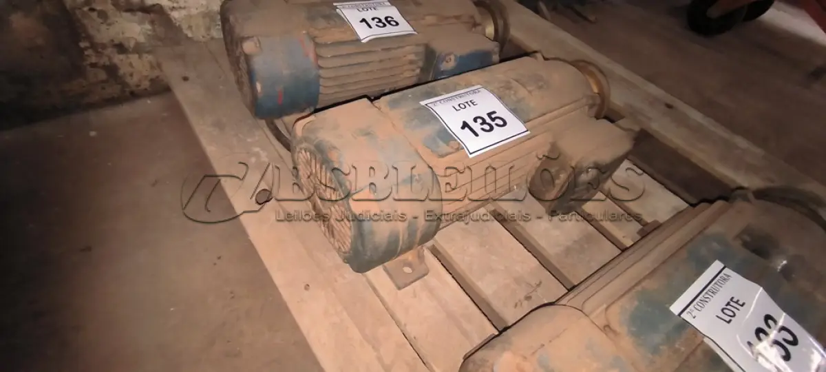 LOTE 135 - 01 MOTOR ELÉTRICO TRIFÁSICO PARA SERRA DE BANCADA. (NO ESTADO) ATENÇÃO! FAZER A VISITAÇÃO ANTES DE ARREMATAR, NÃO SABEMOS SE FUNCIONA, LEILÃO NÃO TEM GARANTIA E NEM DEVOLUÇÃO, SUJEITO A POSSÍVEIS AVARIAS VISÍVEIS/OCULTAS E/OU AUSÊNCIA DE COMPONENTES.