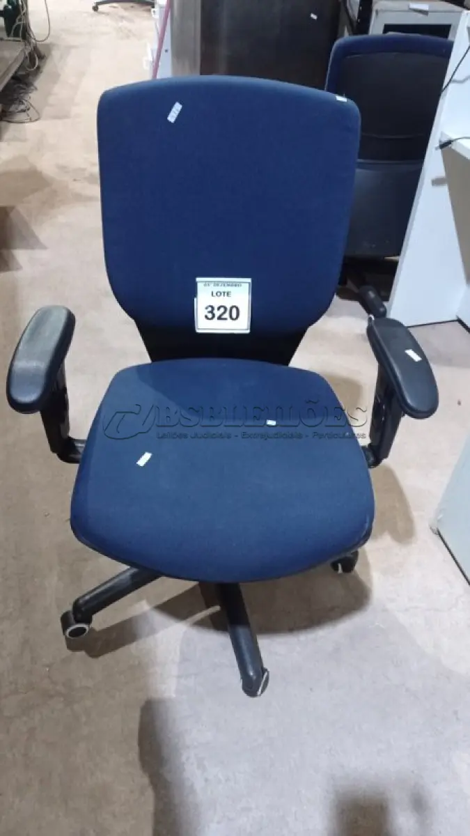 LOTE 320 - 01 CADEIRA DE ESCRITÓRIO GIRATÓRIA COM RODINHAS. (NO ESTADO) ATENÇÃO! FAZER A VISITAÇÃO ANTES DE ARREMATAR, NÃO SABEMOS SE FUNCIONA, LEILÃO NÃO TEM GARANTIA E NEM DEVOLUÇÃO, SUJEITO A POSSÍVEIS AVARIAS VISÍVEIS/OCULTAS E/OU AUSÊNCIA DE COMPONENTES.