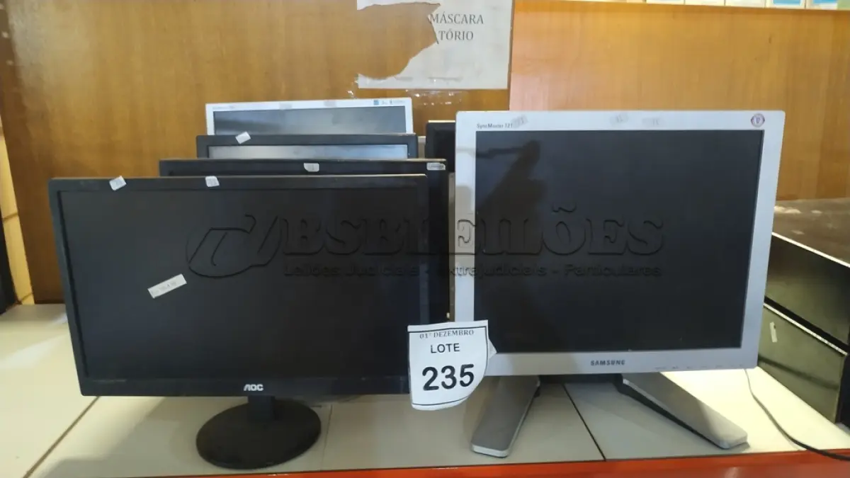LOTE 235 - 08 MONITORES DE MARCAS E MODELOS DIVERSOS. (NO ESTADO) ATENÇÃO! FAZER A VISITAÇÃO ANTES DE ARREMATAR, NÃO SABEMOS SE FUNCIONA, LEILÃO NÃO TEM GARANTIA E NEM DEVOLUÇÃO, SUJEITO A POSSÍVEIS AVARIAS VISÍVEIS/OCULTAS E/OU AUSÊNCIA DE COMPONENTES.