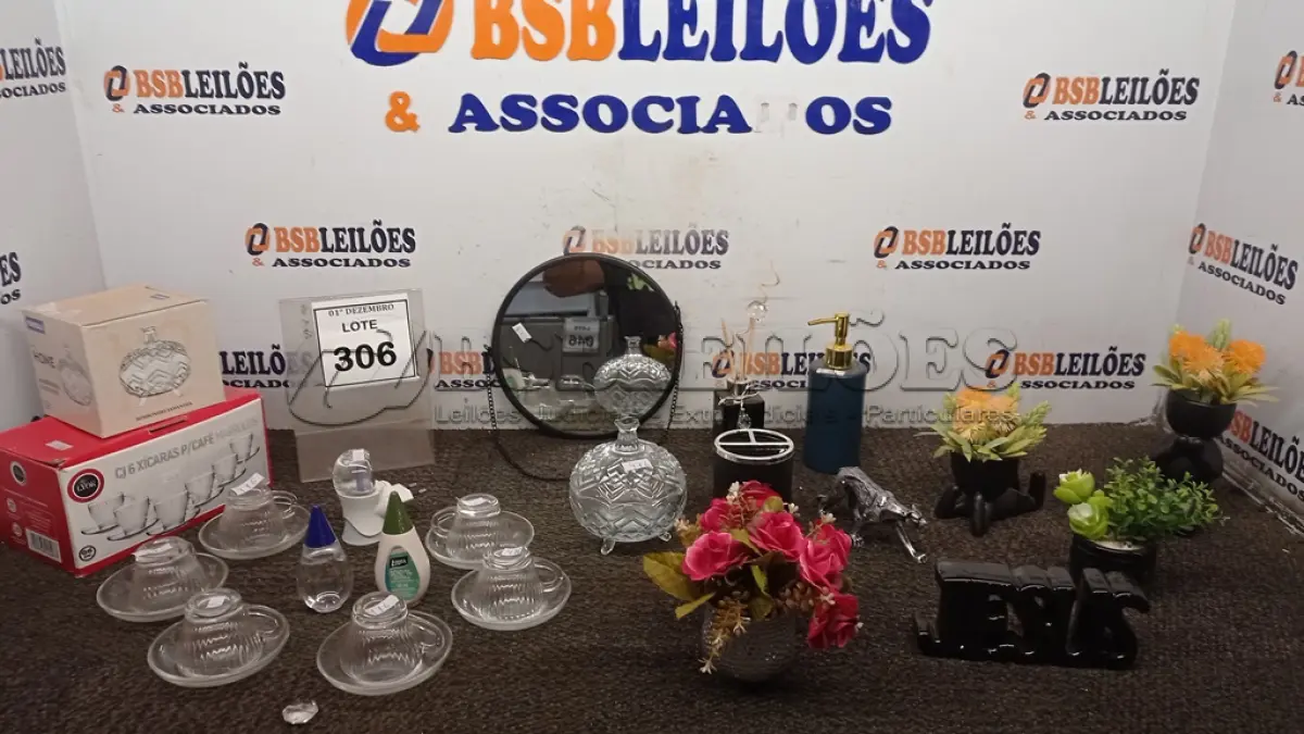 LOTE 306 - 06 XÍCARAS COM PIRES E VÁRIOS OBJETOS DECORATIVOS DIVERSOS. (NO ESTADO) ATENÇÃO! FAZER A VISITAÇÃO ANTES DE ARREMATAR, NÃO SABEMOS SE FUNCIONA, LEILÃO NÃO TEM GARANTIA E NEM DEVOLUÇÃO, SUJEITO A POSSÍVEIS AVARIAS VISÍVEIS/OCULTAS E/OU AUSÊNCIA DE COMPONENTES.