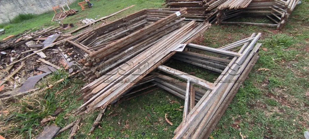 LOTE 100 - 10 ANDAIMES COM 10 MESAS DE FERRO. (NO ESTADO) ATENÇÃO! FAZER A VISITAÇÃO ANTES DE ARREMATAR, NÃO SABEMOS SE FUNCIONA, LEILÃO NÃO TEM GARANTIA E NEM DEVOLUÇÃO, SUJEITO A POSSÍVEIS AVARIAS VISÍVEIS/OCULTAS E/OU AUSÊNCIA DE COMPONENTES.