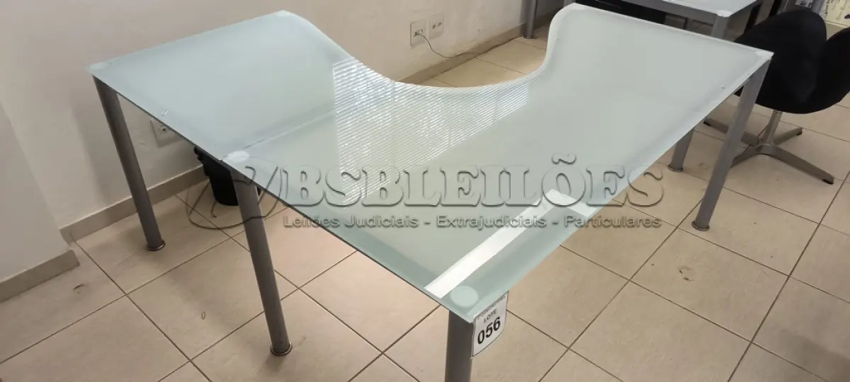 LOTE 056 - 01 MESA DE CANTO EM VIDRO JATEADO COM PÉS CROMADO. (NO ESTADO) ATENÇÃO! FAZER A VISITAÇÃO ANTES DE ARREMATAR, NÃO SABEMOS SE FUNCIONA, LEILÃO NÃO TEM GARANTIA E NEM DEVOLUÇÃO, SUJEITO A POSSÍVEIS AVARIAS VISÍVEIS/OCULTAS E/OU AUSÊNCIA DE COMPONENTES.