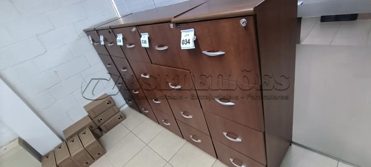 LOTE 042 - 01 ARQUIVO EM MADEIRA COM 4 GAVETAS NA COR MARROM. (NO ESTADO) ATENÇÃO! FAZER A VISITAÇÃO ANTES DE ARREMATAR, NÃO SABEMOS SE FUNCIONA, LEILÃO NÃO TEM GARANTIA E NEM DEVOLUÇÃO, SUJEITO A POSSÍVEIS AVARIAS VISÍVEIS/OCULTAS E/OU AUSÊNCIA DE COMPONENTES.