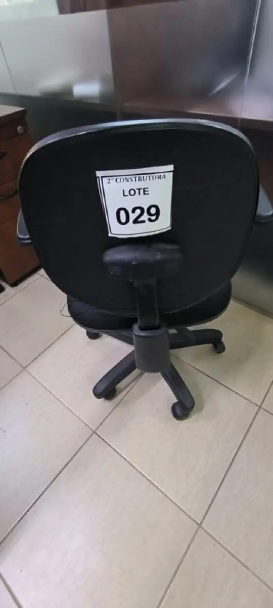 LOTE 029 - 01 CADEIRA GIRATÓRIA PARA ESCRITÓRIO. (NO ESTADO) ATENÇÃO! FAZER A VISITAÇÃO ANTES DE ARREMATAR, NÃO SABEMOS SE FUNCIONA, LEILÃO NÃO TEM GARANTIA E NEM DEVOLUÇÃO, SUJEITO A POSSÍVEIS AVARIAS VISÍVEIS/OCULTAS E/OU AUSÊNCIA DE COMPONENTES.
