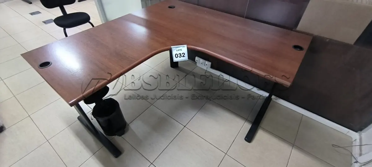 LOTE 032 - 01 MESA DE CANTO EM MADEIRA NA COR MARROM. (NO ESTADO) ATENÇÃO! FAZER A VISITAÇÃO ANTES DE ARREMATAR, NÃO SABEMOS SE FUNCIONA, LEILÃO NÃO TEM GARANTIA E NEM DEVOLUÇÃO, SUJEITO A POSSÍVEIS AVARIAS VISÍVEIS/OCULTAS E/OU AUSÊNCIA DE COMPONENTES.