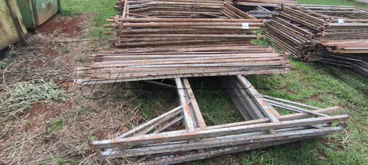 LOTE 096 - 10 ANDAIMES COM 10 MESAS DE FERRO. (NO ESTADO) ATENÇÃO! FAZER A VISITAÇÃO ANTES DE ARREMATAR, NÃO SABEMOS SE FUNCIONA, LEILÃO NÃO TEM GARANTIA E NEM DEVOLUÇÃO, SUJEITO A POSSÍVEIS AVARIAS VISÍVEIS/OCULTAS E/OU AUSÊNCIA DE COMPONENTES.