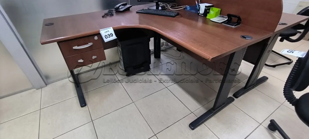 LOTE 039 - 01 MESA DE CANTO EM MADEIRA COM 02 GAVETAS NA COR MARROM. (NO ESTADO) ATENÇÃO! FAZER A VISITAÇÃO ANTES DE ARREMATAR, NÃO SABEMOS SE FUNCIONA, LEILÃO NÃO TEM GARANTIA E NEM DEVOLUÇÃO, SUJEITO A POSSÍVEIS AVARIAS VISÍVEIS/OCULTAS E/OU AUSÊNCIA DE COMPONENTES.