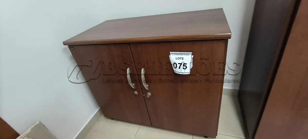 LOTE 075 - 01 ARMÁRIO BAIXO EM MADEIRA 02 PORTAS NA COR MARROM. (NO ESTADO) ATENÇÃO! FAZER A VISITAÇÃO ANTES DE ARREMATAR, NÃO SABEMOS SE FUNCIONA, LEILÃO NÃO TEM GARANTIA E NEM DEVOLUÇÃO, SUJEITO A POSSÍVEIS AVARIAS VISÍVEIS/OCULTAS E/OU AUSÊNCIA DE COMPONENTES.