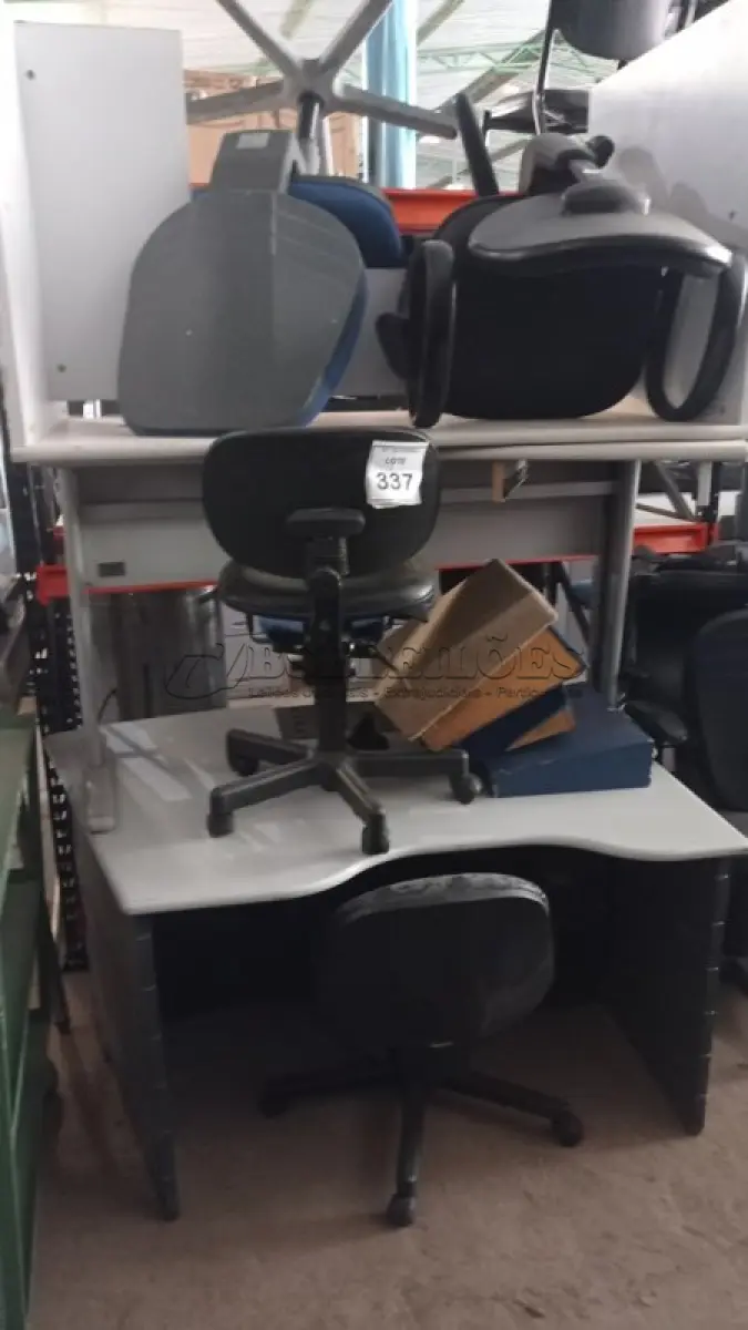 LOTE 337 - 03 MESAS PARA ESCRITÓRIOS, 04 CADEIRAS GIRATÓRIAS E 04 SUPORTES PARA PÉS. (NO ESTADO) ATENÇÃO! FAZER A VISITAÇÃO ANTES DE ARREMATAR, NÃO SABEMOS SE FUNCIONA, LEILÃO NÃO TEM GARANTIA E NEM DEVOLUÇÃO, SUJEITO A POSSÍVEIS AVARIAS VISÍVEIS/OCULTAS E/OU AUSÊNCIA DE COMPONENTES.