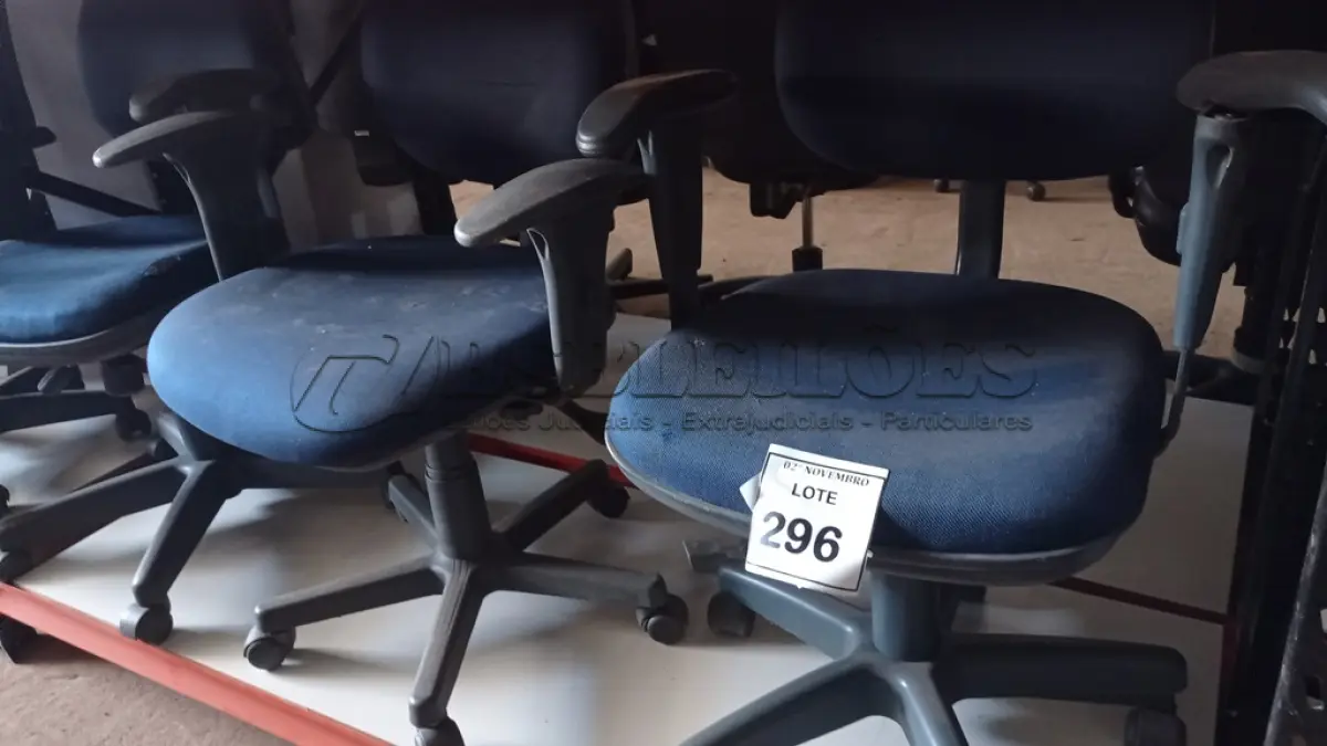 LOTE 296 - 03 CADEIRAS GIRATÓRIAS. (NO ESTADO) ATENÇÃO! FAZER A VISITAÇÃO ANTES DE ARREMATAR, NÃO SABEMOS SE FUNCIONA, LEILÃO NÃO TEM GARANTIA E NEM DEVOLUÇÃO, SUJEITO A POSSÍVEIS AVARIAS VISÍVEIS/OCULTAS E/OU AUSÊNCIA DE COMPONENTES.