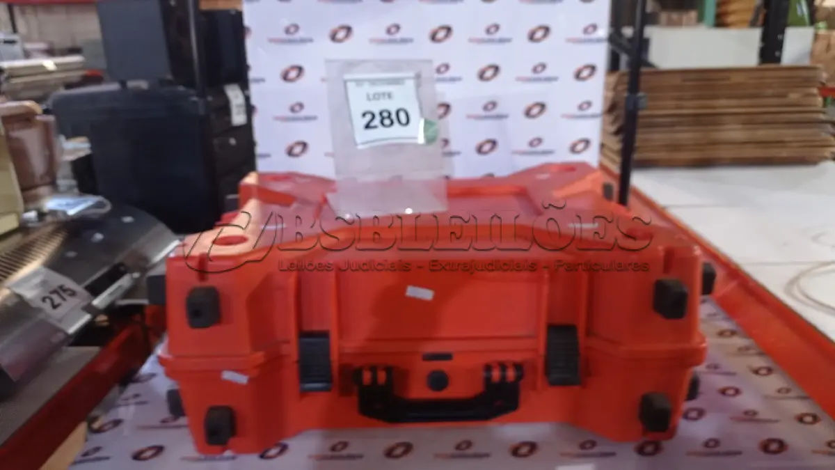 LOTE 280 - 01 MALETA CASE. (NO ESTADO) ATENÇÃO! FAZER A VISITAÇÃO ANTES DE ARREMATAR, NÃO SABEMOS SE FUNCIONA, LEILÃO NÃO TEM GARANTIA E NEM DEVOLUÇÃO, SUJEITO A POSSÍVEIS AVARIAS VISÍVEIS/OCULTAS E/OU AUSÊNCIA DE COMPONENTES.