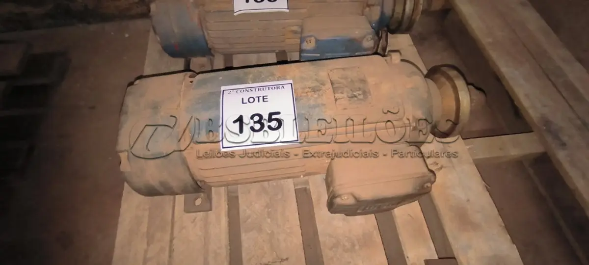 LOTE 135 - 01 MOTOR ELÉTRICO TRIFÁSICO PARA SERRA DE BANCADA. (NO ESTADO) ATENÇÃO! FAZER A VISITAÇÃO ANTES DE ARREMATAR, NÃO SABEMOS SE FUNCIONA, LEILÃO NÃO TEM GARANTIA E NEM DEVOLUÇÃO, SUJEITO A POSSÍVEIS AVARIAS VISÍVEIS/OCULTAS E/OU AUSÊNCIA DE COMPONENTES.