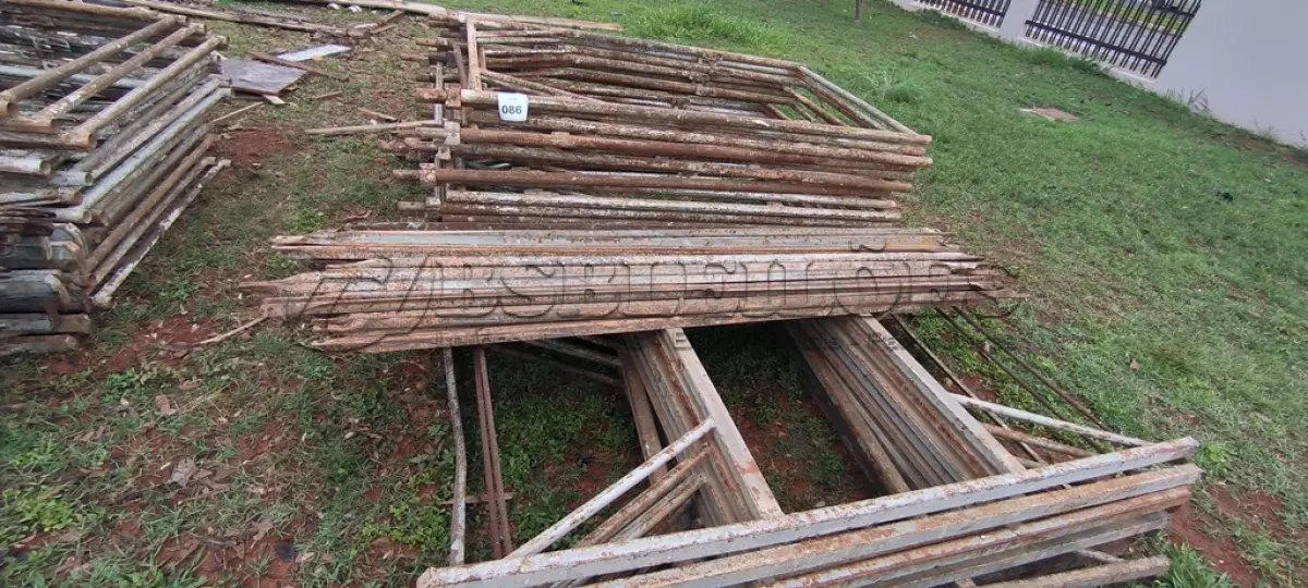 LOTE 086 - 10 ANDAIMES COM 10 MESAS DE FERRO. (NO ESTADO) ATENÇÃO! FAZER A VISITAÇÃO ANTES DE ARREMATAR, NÃO SABEMOS SE FUNCIONA, LEILÃO NÃO TEM GARANTIA E NEM DEVOLUÇÃO, SUJEITO A POSSÍVEIS AVARIAS VISÍVEIS/OCULTAS E/OU AUSÊNCIA DE COMPONENTES.