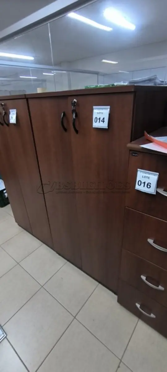 LOTE 014 - 01 ARMÁRIO EM MADEIRA 02 PORTAS COM 04 PRATELEIRAS NA COR MARROM. (NO ESTADO) ATENÇÃO! FAZER A VISITAÇÃO ANTES DE ARREMATAR, NÃO SABEMOS SE FUNCIONA, LEILÃO NÃO TEM GARANTIA E NEM DEVOLUÇÃO, SUJEITO A POSSÍVEIS AVARIAS VISÍVEIS/OCULTAS E/OU AUSÊNCIA DE COMPONENTES.