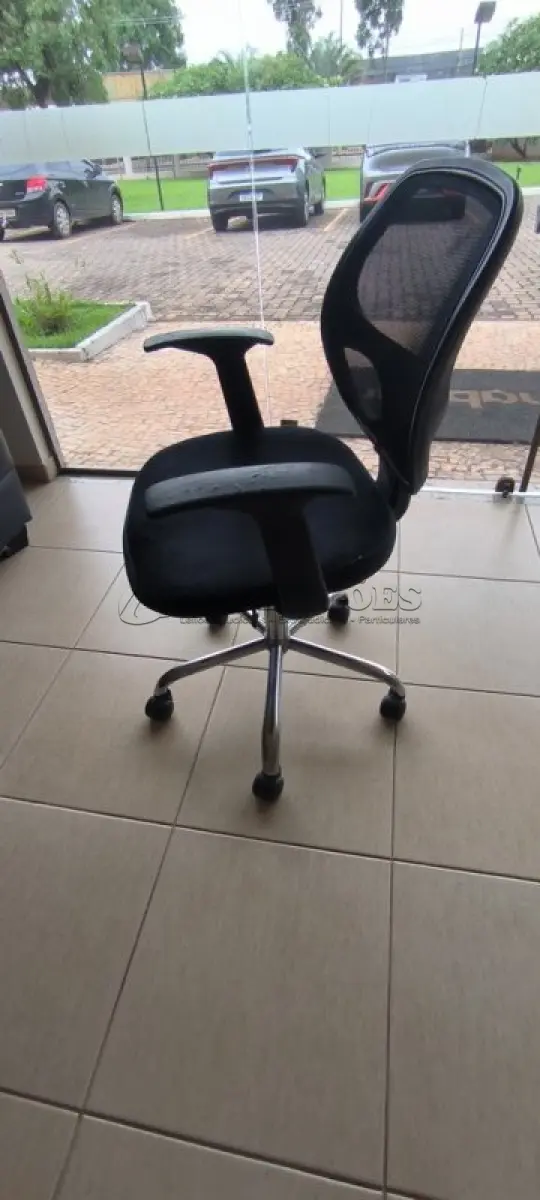 LOTE 084 - 01 CADEIRA GIRATÓRIA PARA ESCRITÓRIO. (NO ESTADO) ATENÇÃO! FAZER A VISITAÇÃO ANTES DE ARREMATAR, NÃO SABEMOS SE FUNCIONA, LEILÃO NÃO TEM GARANTIA E NEM DEVOLUÇÃO, SUJEITO A POSSÍVEIS AVARIAS VISÍVEIS/OCULTAS E/OU AUSÊNCIA DE COMPONENTES.