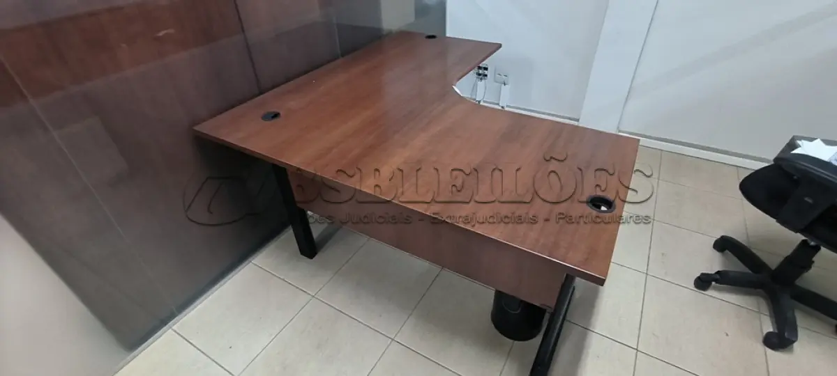 LOTE 032 - 01 MESA DE CANTO EM MADEIRA NA COR MARROM. (NO ESTADO) ATENÇÃO! FAZER A VISITAÇÃO ANTES DE ARREMATAR, NÃO SABEMOS SE FUNCIONA, LEILÃO NÃO TEM GARANTIA E NEM DEVOLUÇÃO, SUJEITO A POSSÍVEIS AVARIAS VISÍVEIS/OCULTAS E/OU AUSÊNCIA DE COMPONENTES.