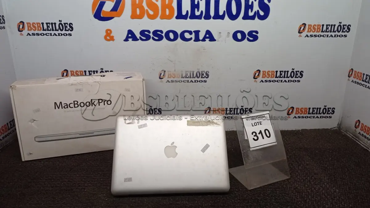 LOTE 310 - 01 MACBOOK MARCA APPLE. (NO ESTADO) ATENÇÃO! FAZER A VISITAÇÃO ANTES DE ARREMATAR, NÃO SABEMOS SE FUNCIONA, LEILÃO NÃO TEM GARANTIA E NEM DEVOLUÇÃO, SUJEITO A POSSÍVEIS AVARIAS VISÍVEIS/OCULTAS E/OU AUSÊNCIA DE COMPONENTES.
