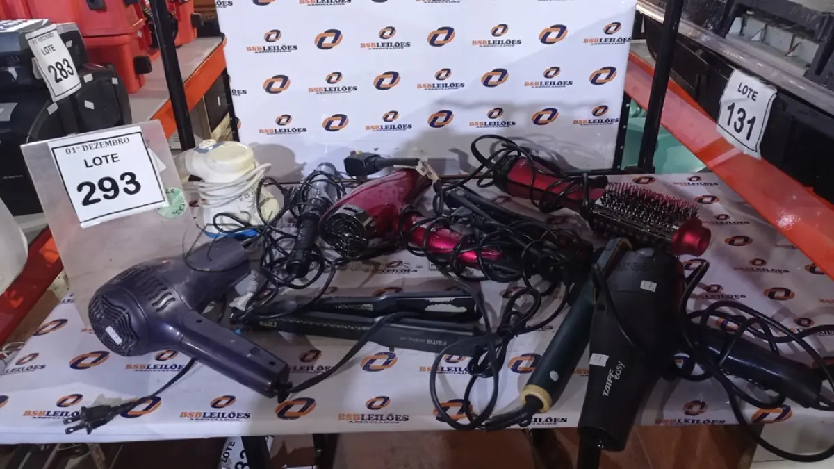 LOTE 293 - 01 LOTE COM VÁRIAS CHAPINHAS, ESCOVAS DE CABELO E 01 MASSAGEADOR DE MARCAS E MODELOS DIVERSOS. (NO ESTADO) ATENÇÃO! FAZER A VISITAÇÃO ANTES DE ARREMATAR, NÃO SABEMOS SE FUNCIONA, LEILÃO NÃO TEM GARANTIA E NEM DEVOLUÇÃO, SUJEITO A POSSÍVEIS AVARIAS VISÍVEIS/OCULTAS E/OU AUSÊNCIA DE COMPONENTES.