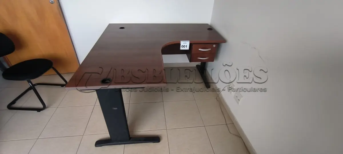 LOTE 001 - 01 MESA DE CANTO EM MADEIRA COM 02 GAVETAS NA COR MARROM PARA ESCRITÓRIO. (NO ESTADO) ATENÇÃO! FAZER A VISITAÇÃO ANTES DE ARREMATAR, NÃO SABEMOS SE FUNCIONA, LEILÃO NÃO TEM GARANTIA E NEM DEVOLUÇÃO, SUJEITO A POSSÍVEIS AVARIAS VISÍVEIS/OCULTAS E/OU AUSÊNCIA DE COMPONENTES.