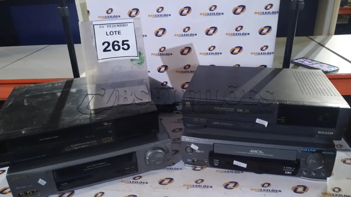 LOTE 265 - 02 APARELHOS DE FAX MARCA PANASONIC E 04 APARELHOS DE VIDO CASSETE. (NO ESTADO) ATENÇÃO! FAZER A VISITAÇÃO ANTES DE ARREMATAR, NÃO SABEMOS SE FUNCIONA, LEILÃO NÃO TEM GARANTIA E NEM DEVOLUÇÃO, SUJEITO A POSSÍVEIS AVARIAS VISÍVEIS/OCULTAS E/OU AUSÊNCIA DE COMPONENTES.