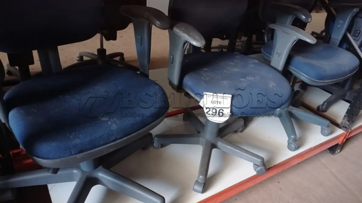 LOTE 296 - 03 CADEIRAS GIRATÓRIAS. (NO ESTADO) ATENÇÃO! FAZER A VISITAÇÃO ANTES DE ARREMATAR, NÃO SABEMOS SE FUNCIONA, LEILÃO NÃO TEM GARANTIA E NEM DEVOLUÇÃO, SUJEITO A POSSÍVEIS AVARIAS VISÍVEIS/OCULTAS E/OU AUSÊNCIA DE COMPONENTES.