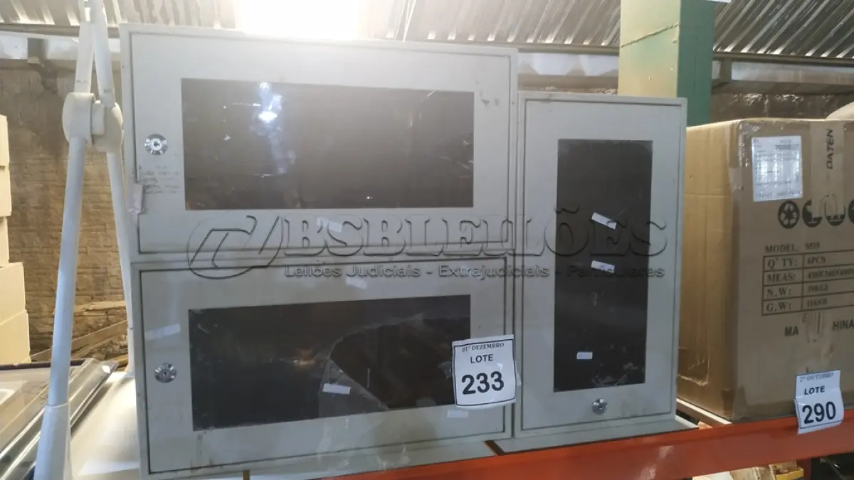 LOTE 233 - 03 MINIS RACKS DE REDE COM PORTA DE ACRÍLICO E FECHADURA. (NO ESTADO) ATENÇÃO! FAZER A VISITAÇÃO ANTES DE ARREMATAR, NÃO SABEMOS SE FUNCIONA, LEILÃO NÃO TEM GARANTIA E NEM DEVOLUÇÃO, SUJEITO A POSSÍVEIS AVARIAS VISÍVEIS/OCULTAS E/OU AUSÊNCIA DE COMPONENTES.