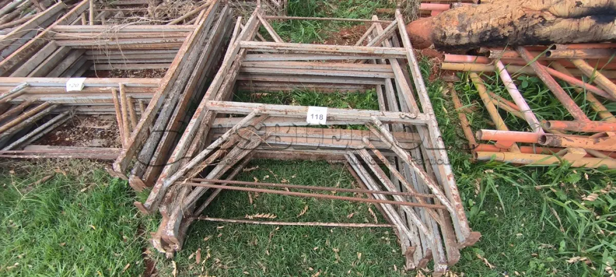 LOTE 118 - 10 MESAS DE FERRO PARA ANDAIMES. (NO ESTADO) ATENÇÃO! FAZER A VISITAÇÃO ANTES DE ARREMATAR, NÃO SABEMOS SE FUNCIONA, LEILÃO NÃO TEM GARANTIA E NEM DEVOLUÇÃO, SUJEITO A POSSÍVEIS AVARIAS VISÍVEIS/OCULTAS E/OU AUSÊNCIA DE COMPONENTES.