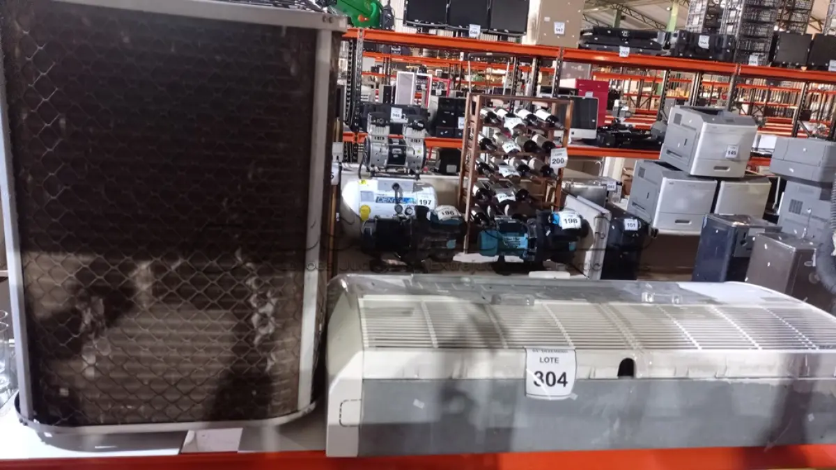 LOTE 304 - 01 AR-CONDICIONADO MARCA CARRIER. (NO ESTADO) ATENÇÃO! FAZER A VISITAÇÃO ANTES DE ARREMATAR, NÃO SABEMOS SE FUNCIONA, LEILÃO NÃO TEM GARANTIA E NEM DEVOLUÇÃO, SUJEITO A POSSÍVEIS AVARIAS VISÍVEIS/OCULTAS E/OU AUSÊNCIA DE COMPONENTES.
