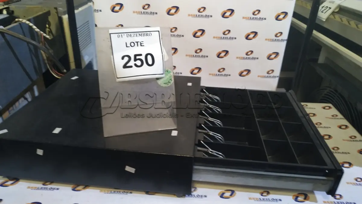 LOTE 250 - 01 GAVETA DE DINHEIRO. (NO ESTADO) ATENÇÃO! FAZER A VISITAÇÃO ANTES DE ARREMATAR, NÃO SABEMOS SE FUNCIONA, LEILÃO NÃO TEM GARANTIA E NEM DEVOLUÇÃO, SUJEITO A POSSÍVEIS AVARIAS VISÍVEIS/OCULTAS E/OU AUSÊNCIA DE COMPONENTES.